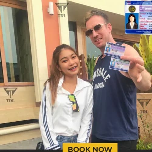 Paar nach Erhalt der thailändischen Führerscheine