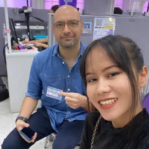Europäischer Kunde mit thailändischem Personal am DLT-Serviceschalter