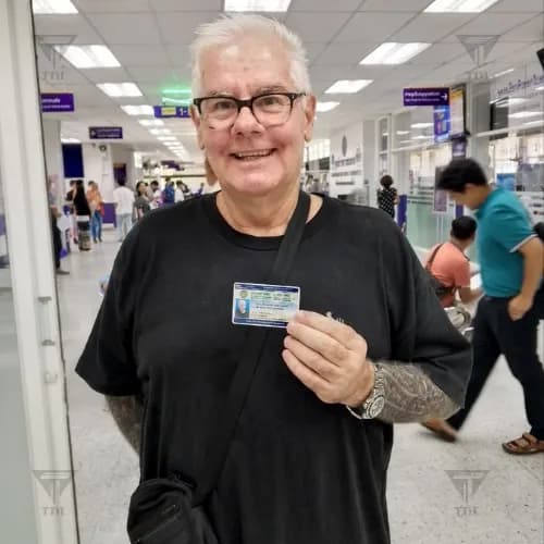 Zufriedener Kunde mit neuem thailändischen Führerschein