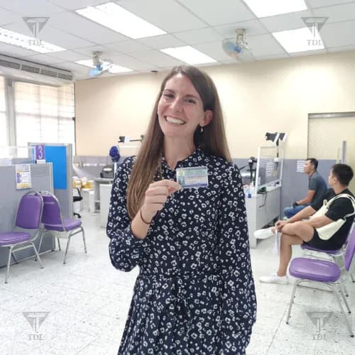 Glückliche Kundin präsentiert stolz ihren neuen thailändischen Führerschein
